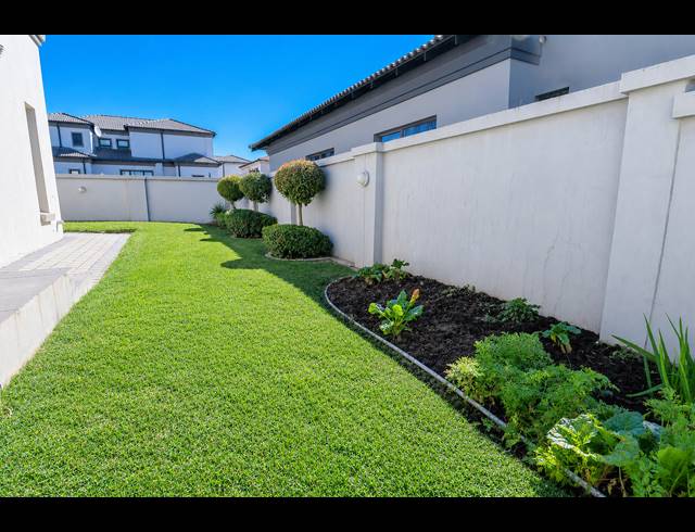4 BEDROOM GOLF ESTATE FOR SALE IN BLUE VALLEY GOLF ESTATE